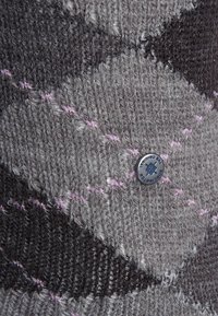 Gestrickte Mütze in Grau mit einem Rautenmuster. Mit rosa Akzenten und einem metallischen Logo-Button. Weiche Textur mit einem gemütlichen Aussehen.