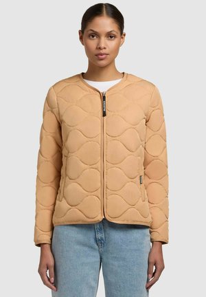 Beige gewatteerde jas met een ronde hals, voorrits en golfpatroon details. Heeft lange mouwen en een getailleerde snit.