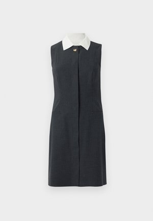 Harmaa raidallinen hihaton mekko, jossa on valkoinen kaulus, edessä on nappisuljenta ja molemmilla puolilla on taskut, valmistettu sileästä kankaasta.