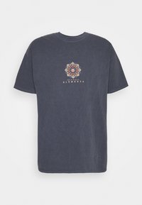 Camiseta de algodón azul marino de manga corta, con un gráfico de mandala colorido y el texto "ELEMENTOS NATURALES" debajo del diseño.