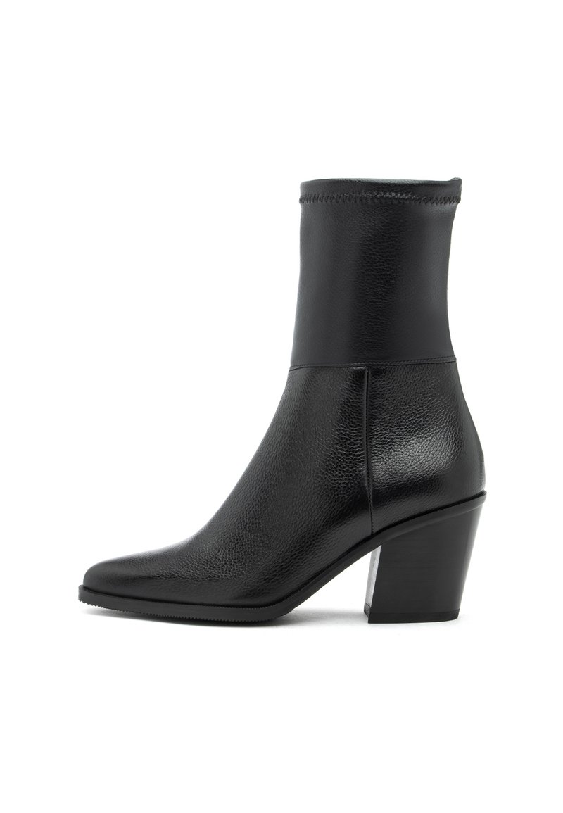 Stivale alla caviglia in pelle nera con punta appuntita, finitura testurizzata, polsino elastico e tacco spesso. Presenta una suola liscia per il comfort.