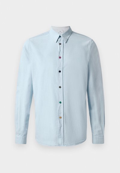 Jasnoniebieska koszula z długim rękawem, wykonana z miękkiego materiału, z zapięciem na guziki, ozdobiona wielokolorowymi guzikami i kołnierzykiem w kształcie spiczastym.