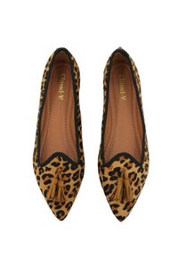 Ballerine con stampa leopardata, punta affusolata, bordi neri e dettagli in nappina. Realizzate in materiale morbido con una superficie liscia. Suole interne marroni.