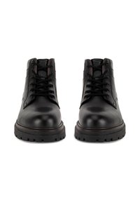 Čierne kožené členkové čižmy s hladkým povrchom, okrúhlou špičkou, šnúrkami v predu, polstrovaným golierom a robustnou gumovou podrážkou. Klasický dizajn a pevná konštrukcia.