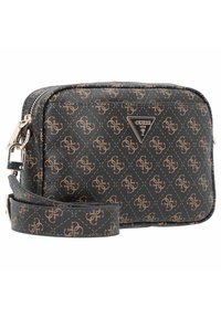 Schwarze synthetische Handtasche mit beigem Logo-Muster, goldfarbener Hardware, rechteckiger Form und verstellbarem Tragegurt.