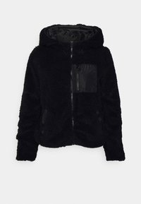 Svart, fuzzy jacka med huva. Har dragkedja, en svart nylonbröstficka och sidfickor. Mjuk textur och avslappnad design.