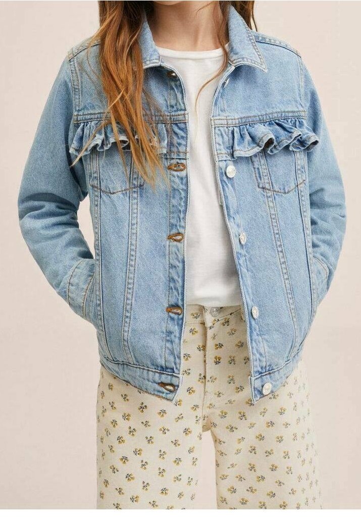 Světle modrá džínová bunda s řaseným detailem na hrudi, zapínáním na knoflíky a dvěma předními kapsami. Nositelná přes bílou košili a kalhoty s květinovým vzorem.