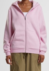 Sudadera con capucha de color rosa claro con cremallera, dos bolsillos delanteros y puños acanalados. Fabricada con tela suave y con un corte holgado.