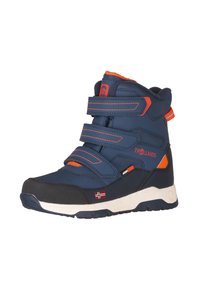 Granatowe buty trekkingowe z pomarańczowymi akcentami, trzy paski na rzep, gumowa podeszwa i teksturowany materiał. Posiadają logo oraz szczegół z flagą Norwegii.