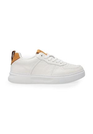 Weiße Leder-Sneaker mit strukturiertem Finish, Gummisohle und braunem Akzent hinten. Verfügt über sechs Ösen und durchbrochene Details an der Zehenpartie.