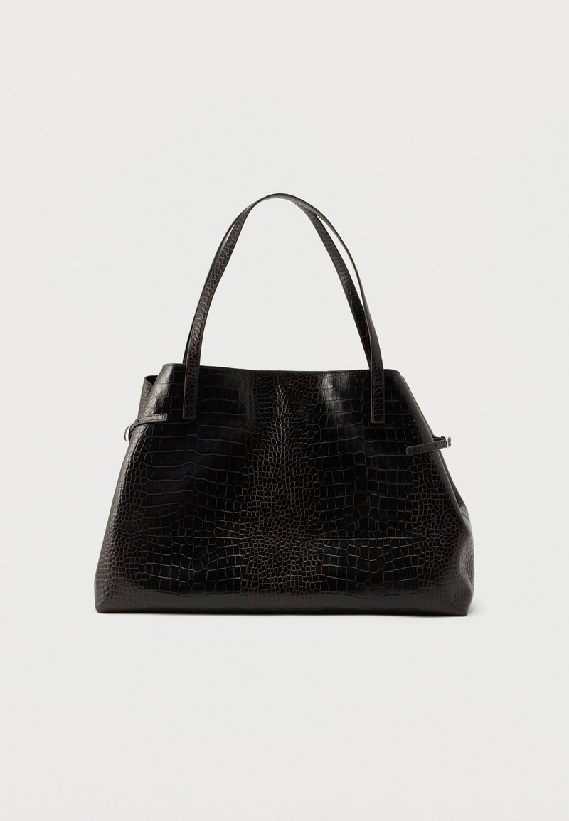 Μαύρη τσάντα tote με μοτίβο κροκοδείλου, δύο μακριές λαβές, δομημένο σχήμα και ομαλή γυαλιστερή υφή. Διαθέτει κλείσιμο με φερμουάρ και ελάχιστο μεταλλικό εξοπλισμό.
