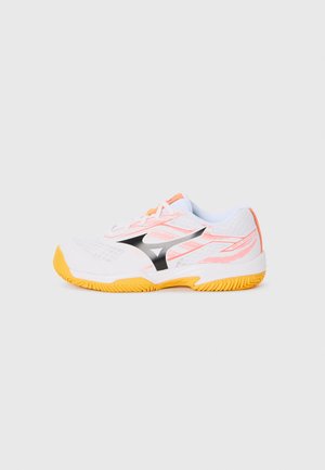 Weißer Sportschuh mit einem atmungsaktiven Mesh-Obermaterial, schwarzen Akzenten, orangefarbenen Schnürsenkeln und einer strukturierten gelben Sohle für besseren Halt.