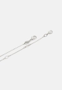 Collier en chaîne argentée avec un fermoir à ressort, des maillons ovales et un accent en pierre précieuse ovale et transparente à une extrémité.