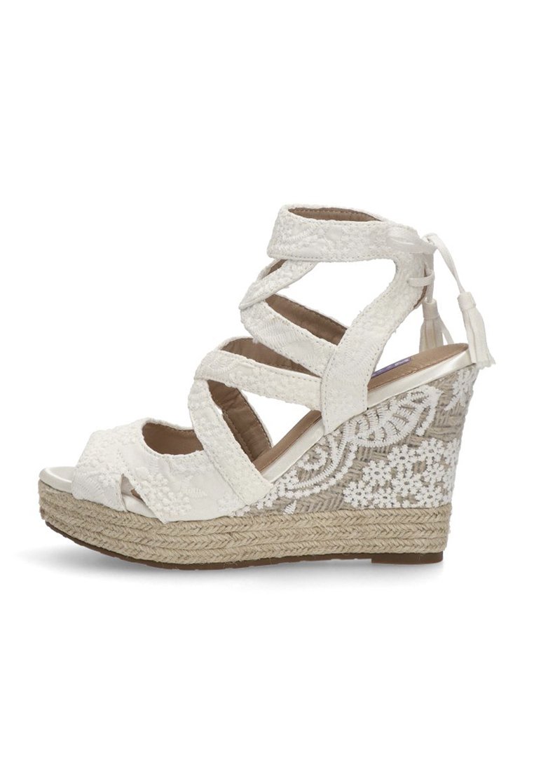 Sandalia de cuña blanca con un tacón de yute trenzado, intrincados acentos de encaje floral y correas cruzadas ajustables. Diseño de punta abierta.