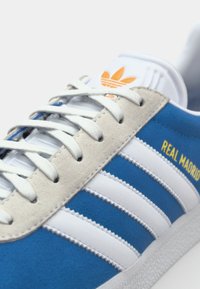 adidas Originals GAZELLE - Indendørsfodboldstøvler - real madrid/bluebird/footwear white/crew yellow