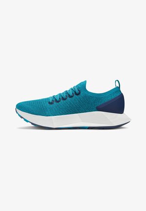 Zapatilla de running de punto en color verde azulado con acentos azules, suela blanca acolchada y diseño de perfil bajo. Presenta una parte superior texturizada y un sistema de cierre con cordones seguro.