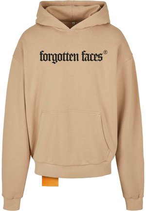 Hanorac bej cu text negru "fețe uitate", buzunar tip cangur, manșete ribonate și tiv cu un etichetă de accent portocalie. Textură de țesătură moale.