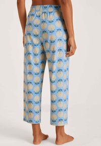 Blauwe pyjamabroek met een bloemmotief in geel en groen. Gemaakt van zacht materiaal met een elastische tailleband.