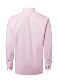 Helles rosa Langarmhemd mit Button-Down-Kragen. Verfügt über verstellbare Manschetten und dunkle Knöpfe, hat eine glatte Textur und keine Muster.