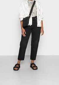 Monki Džíny Relaxed Fit - black