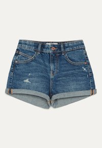 Pantalones cortos de mezclilla azul con puños enrollados, botón frontal, cremallera y un ligero desgastado en la parte delantera.