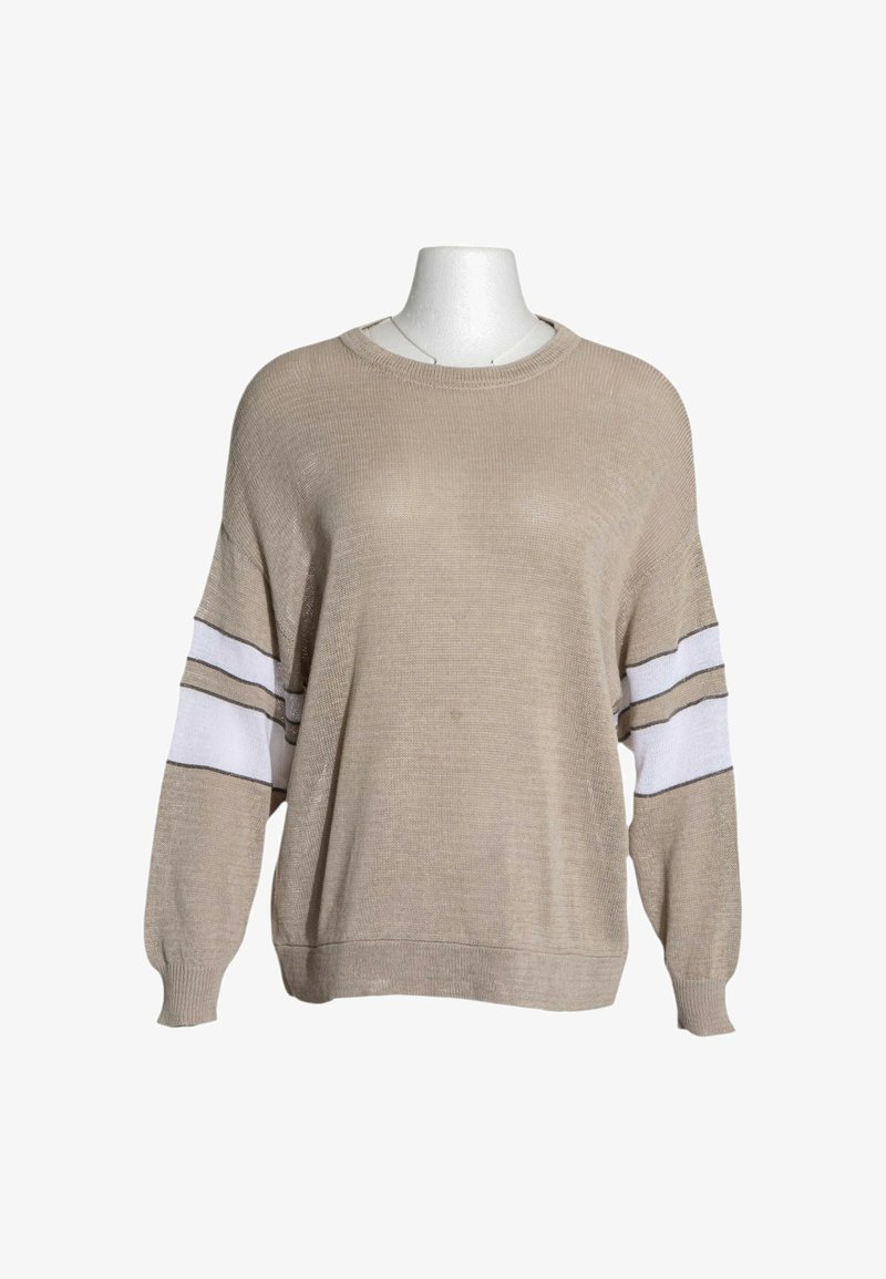 Pull beige en tricot avec des rayures horizontales blanches et marron foncé sur les manches, doté d'un col rond et de poignets et ourlet côtelés.