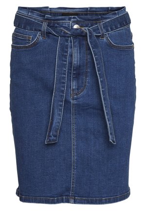 Jupe crayon en denim avec poches avant, passants de ceinture et ceinture en tissu assorti nouée à la taille.