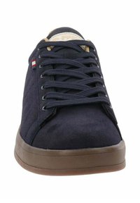 Sneaker in pelle scamosciata blu navy con suola piatta in gomma marrone, punta tonda e design classico con lacci. Presenta accenti beige chiaro sulla linguetta.