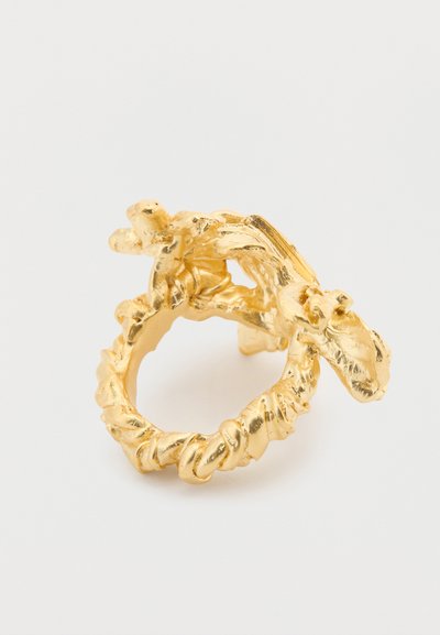 Inele metalice aurii cu un design răsucit și texturat, cu accente sculpturale ce imită forme organice și elemente împletite.