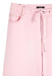 Różowa spódnica dżinsowa z wyciąganą talią, z przednimi kieszeniami, kontrastowym przeszyciem oraz prostym krojem.