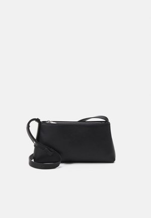 Černá kožená kabelka přes rameno se zapínáním na zip, štíhlý obdélníkový tvar a odnímatelný řemínek. Hladká textura s minimem kovových doplňků.