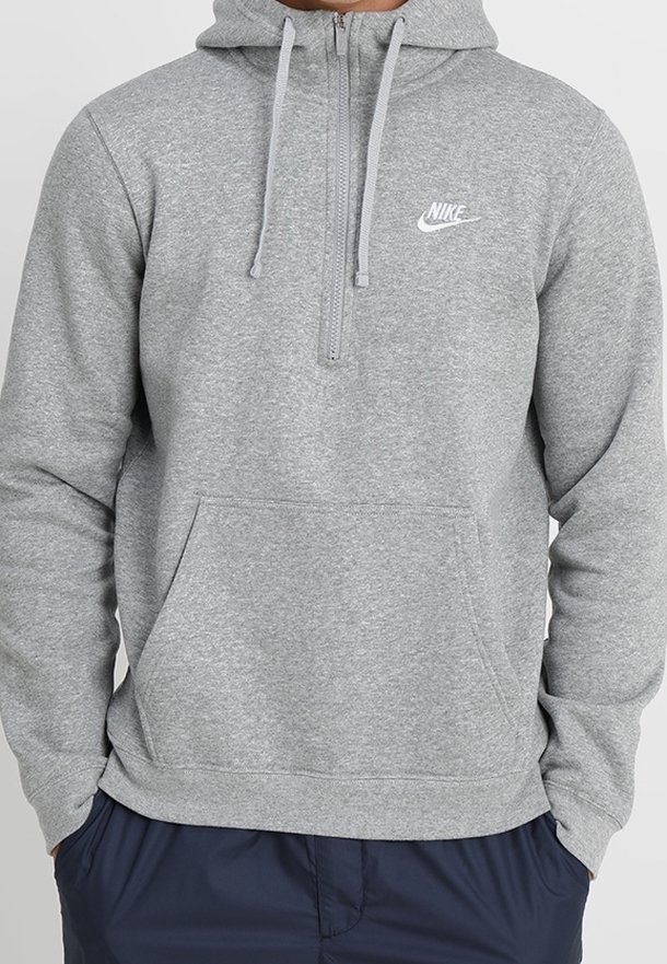 Grå zip-up hoodie i mjuk fleece. Har en framficka i kängurustil, dragsko i huvan och en liten vit Nike-logotyp på bröstet.