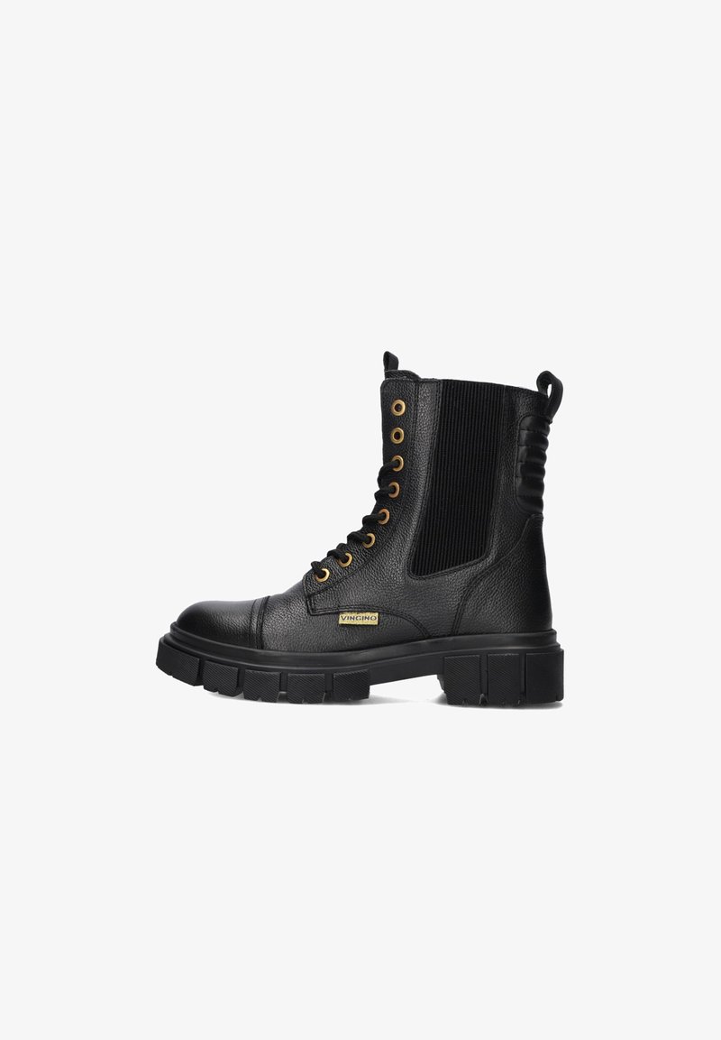 Zwarte leren enkelboots met een textuurafwerking, gouden oogjes, elastische zijkanten en een robuuste rubberen zool. Voorzien van een lipje om aan te trekken.