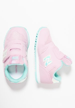 Vaaleanpunaiset urheilukengät, joissa verkkomateriaalia ja synteettistä materiaalia, kaksilla tarranauhoilla ja vaaleansinisillä korostuksilla pohjissa ja vuorauksessa.