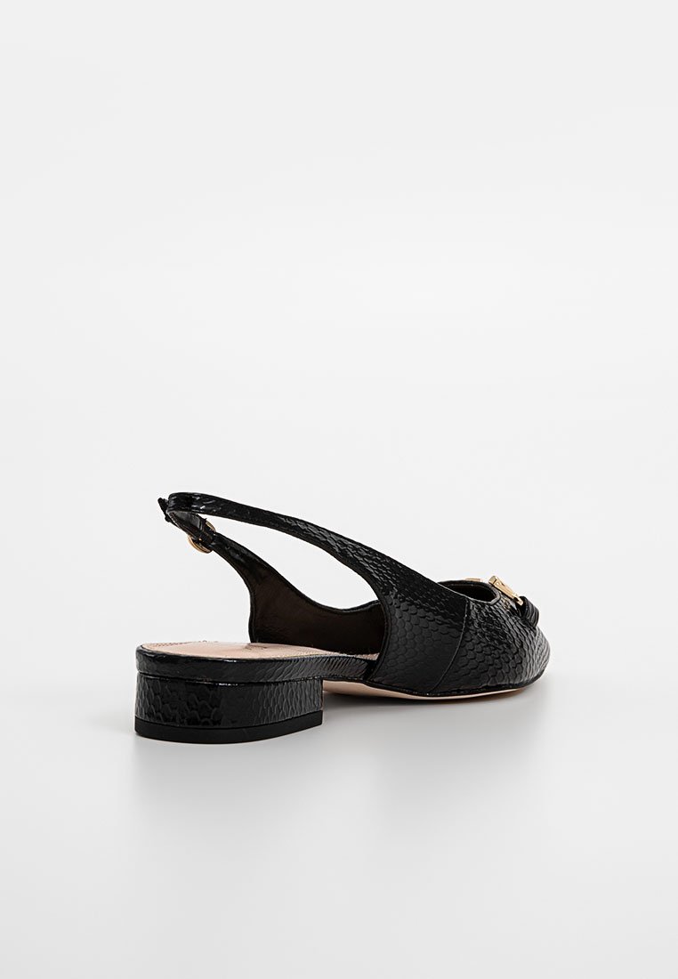 Czółenka typu slingback w czarnym kolorze, z teksturowanym wykończeniem, niskim obcasem w kształcie bloku i złotym zapięciem z przodu, na białym tle.