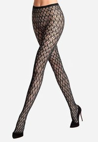 Collants noirs à motif ondulé, fabriqués dans un matériau transparent et texturé, dotés d'une large ceinture et portés avec des chaussures à talons hauts.