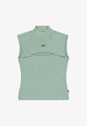 Ärmelloses, hellgrünes Oberteil mit Stehkragen und horizontalem Ausschnitt unter der Brust, mit einem kleinen ovalen dekorativen Emblem.