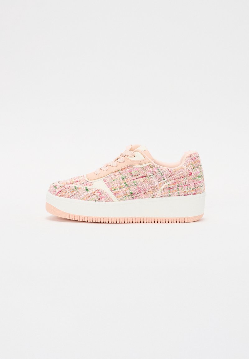 Baskets basses en tissu tweed multicolore rose, à lacets rose clair et semelle épaisse blanche avec motif de bande de roulement rose.