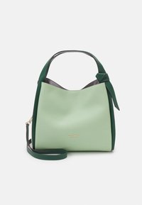 Zielona i jasnozielona skórzana torebka o usztywnionym kształcie, z regulowanym paskiem i ozdobą w formie kokardy na uchwycie. Złote logo jako detale.