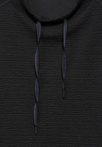 Schwarzer strukturierten Sweatshirt mit rundem Halsausschnitt und mehrfarbigen Kordeln. Der Stoff hat ein zartes Wellenmuster.