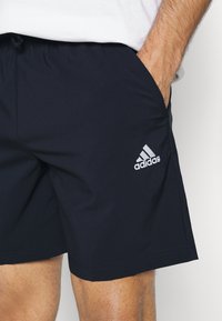 adidas Sportswear AEROREADY ESSENTIALS CHELSEA SMALL - Calções desportivos - legend ink