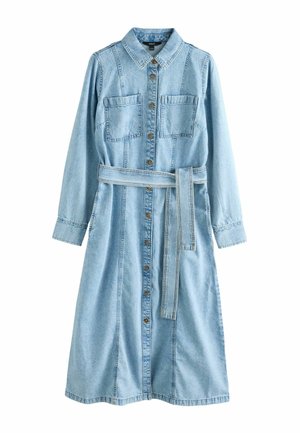 Svetlomodré džínsové šaty s dlhými rukávmi, prednými gombíkmi, dvoma náprsnými vreckami, golierom a zodpovedajúcim opaskom v páse.