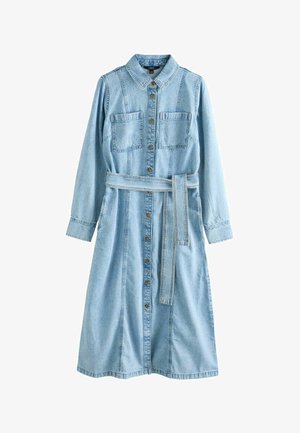Rochie din denim albastru deschis, cu mâneci lungi, nasturi în față, două buzunare la piept, guler și curea asortată în talie.