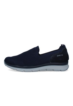 Sneaker slip-on blu navy con tomaia in maglia, suola flessibile grigia e logo "ENVAL Soft" sul lato del tallone.