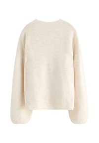 Cremefarvet strikket sweater med en afslappet pasform, sænkede skuldre og lange ærmer. Blød tekstur og enkelt, minimalistisk design.