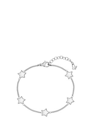 Pulsera de cadena de plata con cinco charms con forma de estrella espaciados uniformemente y un cierre ajustable con un pequeño detalle en forma de mariposa.
