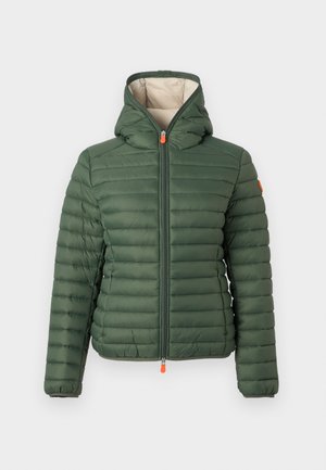 Abrigo acolchado verde con capucha, cierre frontal completo con acentos naranjas y mangas largas, mostrado sobre un fondo blanco liso.