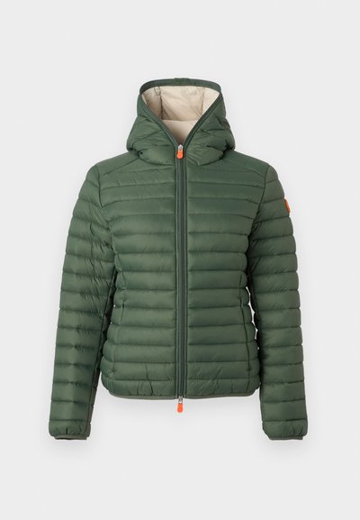 Veste rembourrée verte matelassée avec capuche, fermeture éclair frontale complète avec des accents orange, et manches longues, présentée sur un fond blanc uni.