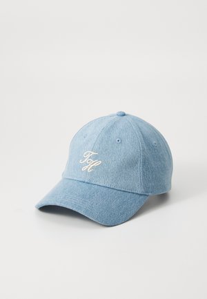 Casquette de baseball en denim bleu clair avec les initiales "TH" brodées en blanc à l'avant, visière courbée et bouton supérieur sur fond blanc.