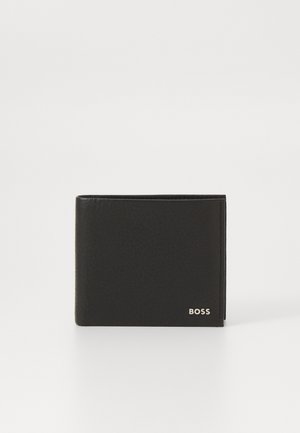 Juodas odinis piniginė su tekstūruota paviršiumi, dviem dalimis (bifold) ir iškilniu logotipu priekyje. Kompaktiška forma su matomu siūlių detalizavimu.